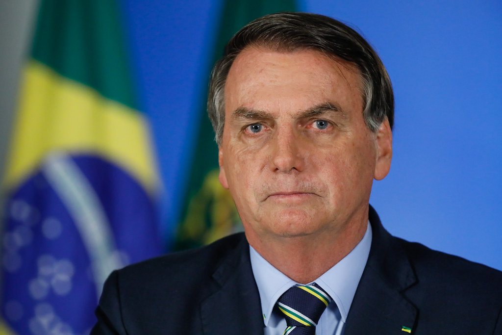 Jair Bolsonaro se recupera de cirurgia e volta ao centro do noticiário político.